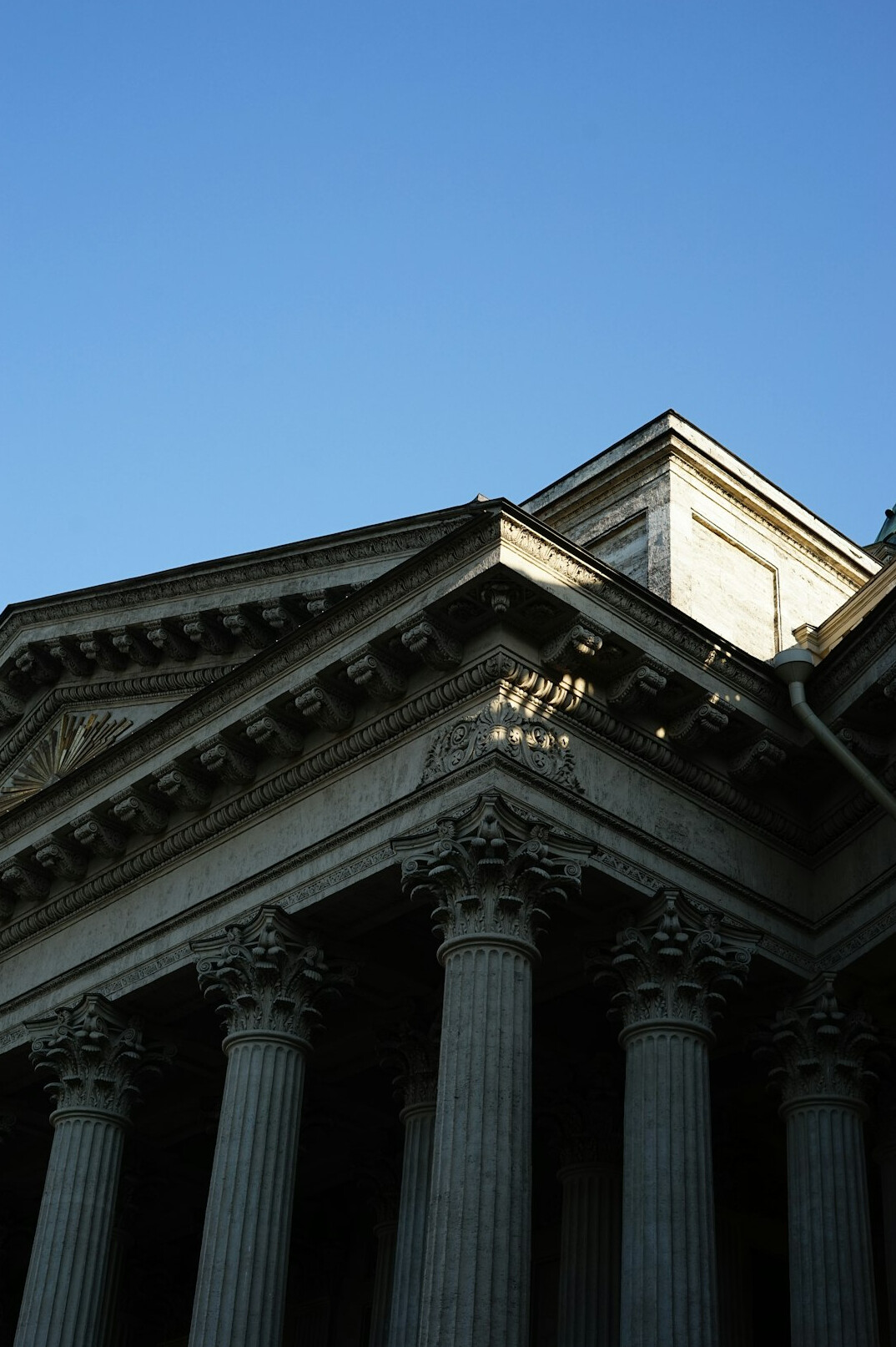 Grand government building with columns under a clear sky